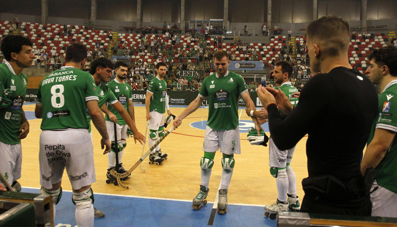 César Carballeira es aplaudido por sus compañeros al abandonar la pista es aplaudido por sus compañeros al abandonar la pista