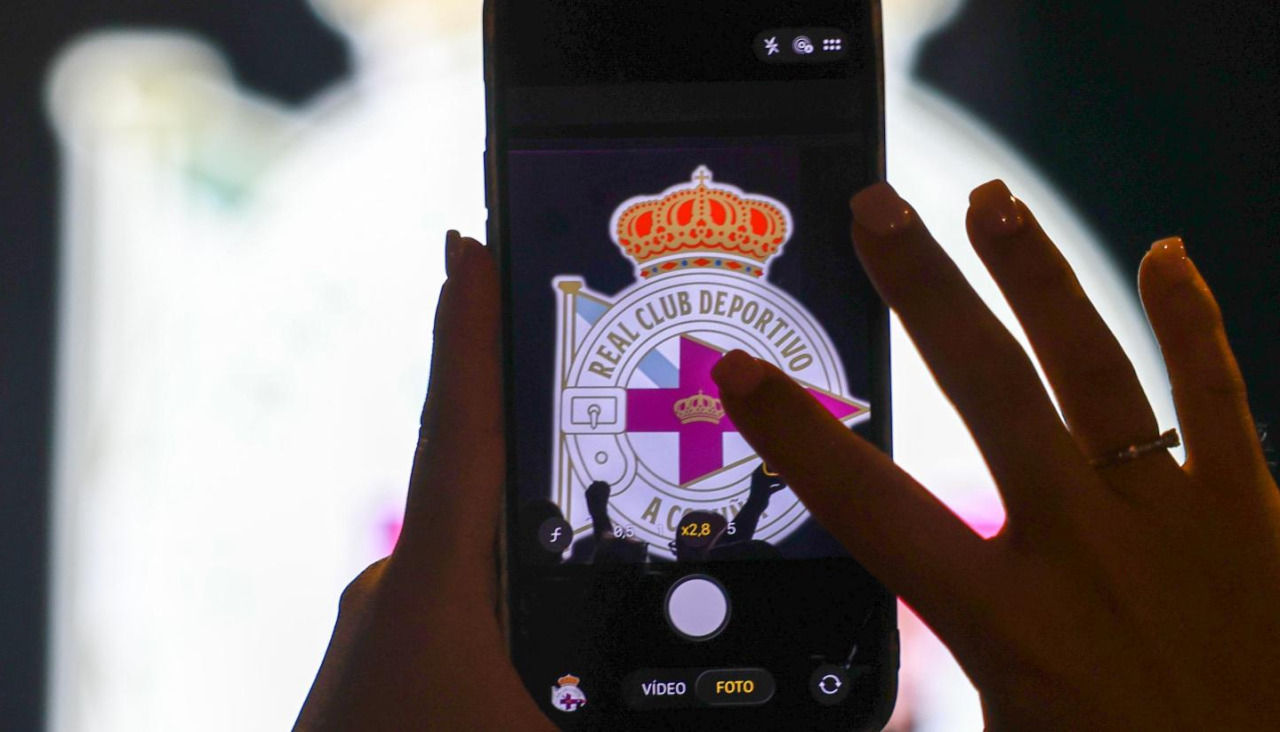 Presentación del nuevo escudo del Deportivo en la noche de San Juan, en los Arcados