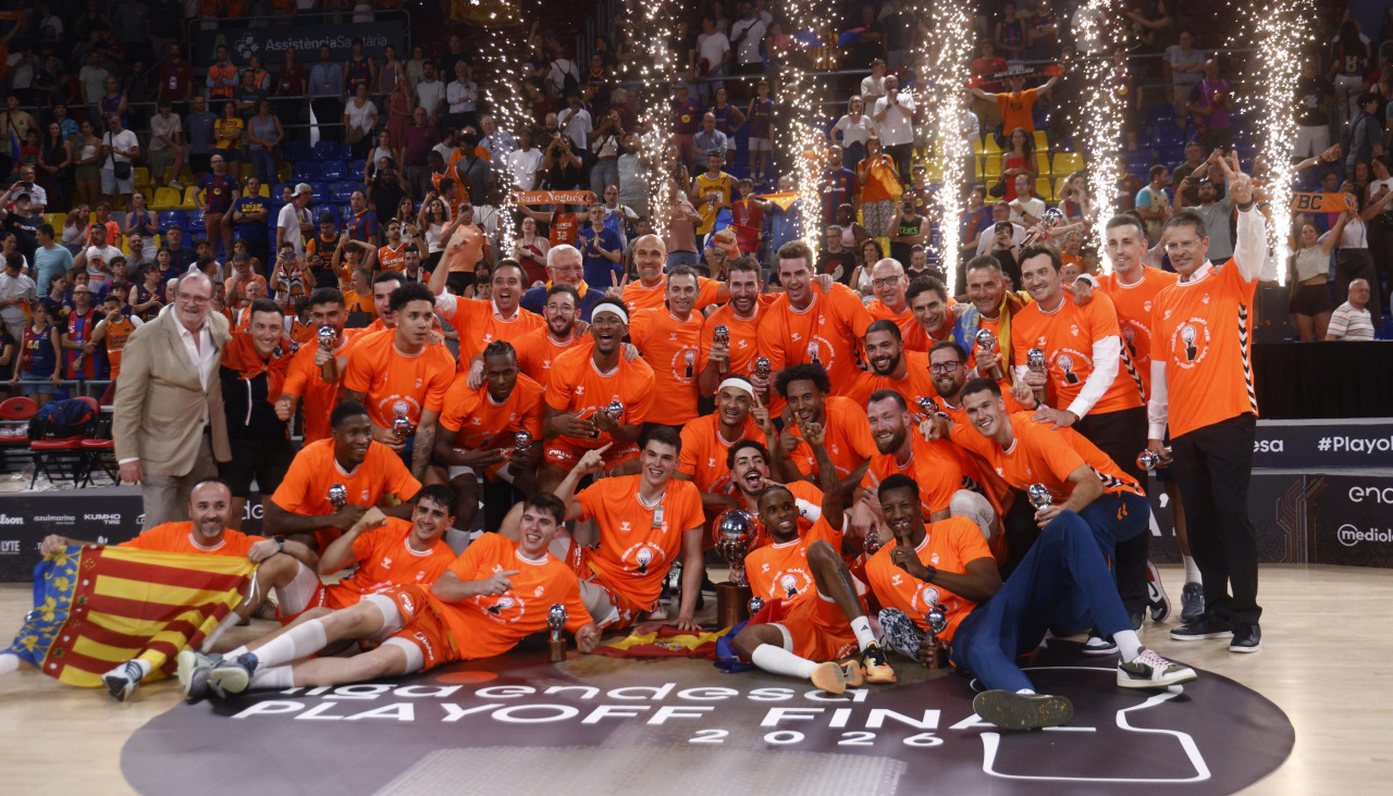 Los jugadores del Valencia Basket celebran la victoria al finalizar el cuarto partido de la final de la Liga Endesa disputado ante el Barcelona en el Palau Blaugrana