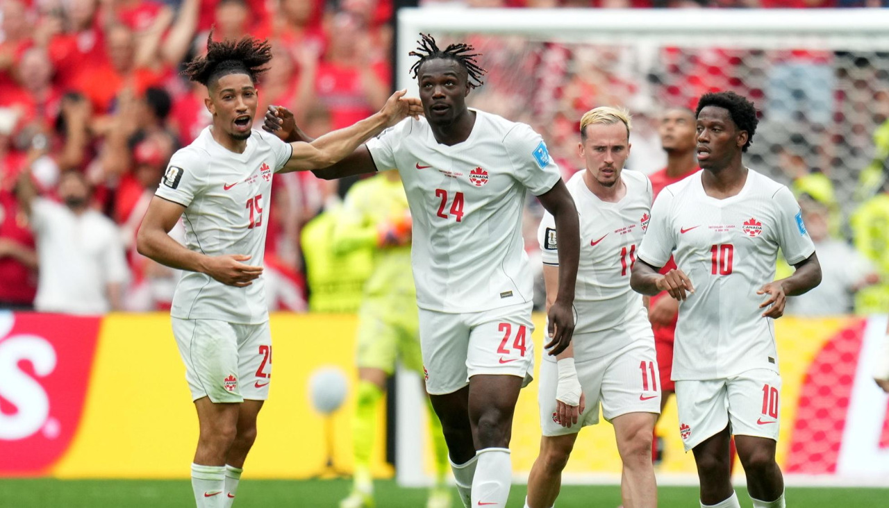 Promise David celebra el segundo gol canadiense, que llevó su firma