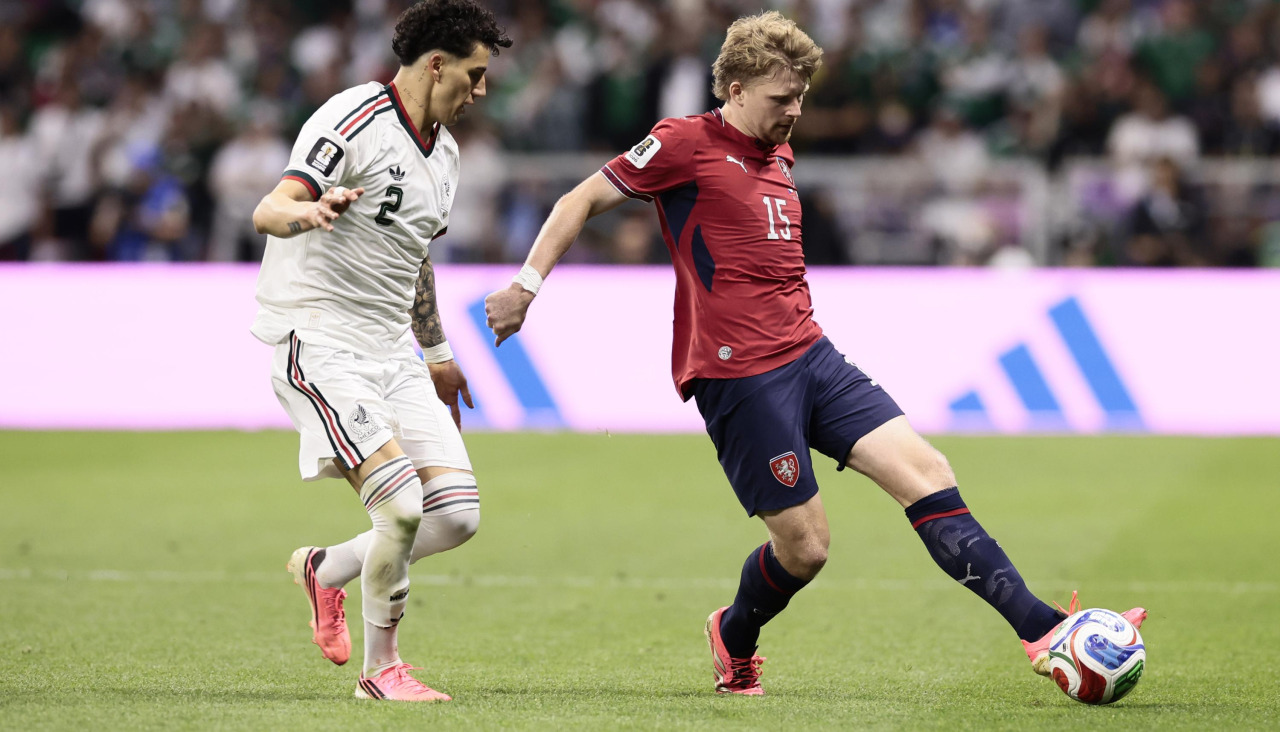 Pavel es presionado por Jorge Sánchez en el encuentro que terminó con goleada de México ante República Checa