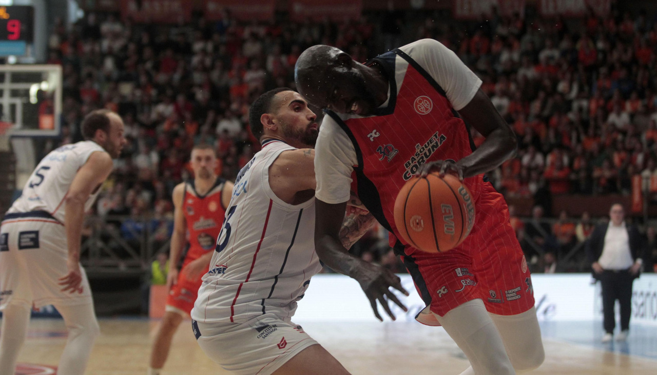 Ilimane Diop penetra a canasta ante la defensa de Yunio Barrueta en el partido de Primera FEB entre Leyma y Obradoiro en el Coliseum