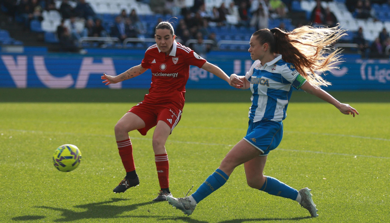 Iris Arnaiz defiende a Vera en el Dépor-Sevilla de la 2025-26