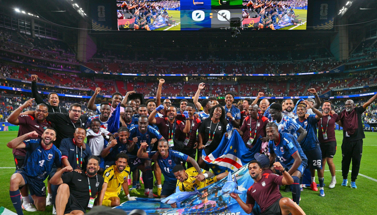 Los jugadores de Cabo Verde celebran junto a sus compatriotas su clasificación para dieciseisavos de final tras el empate sin goles ante Arabia Saudí en Houston