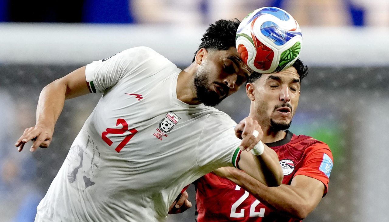 Duelo aéreo entre Omar Marmoush (d) y Mohammad Ghorbani en el encuentro del Mundial 2026 disputado entre Egipto e Irán en Seattle