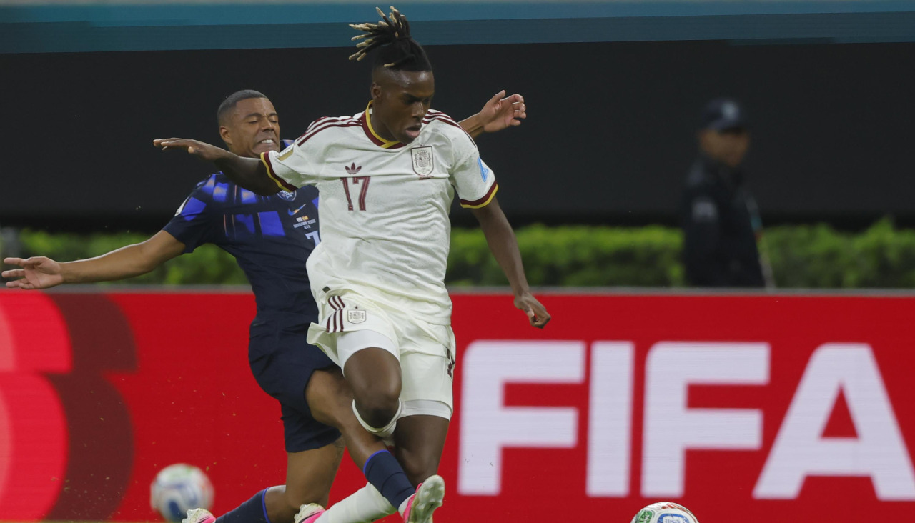 Nico Williams sufrió una dura entrada del uruguayo Nico de la Cruz en los últimos minutos del partido