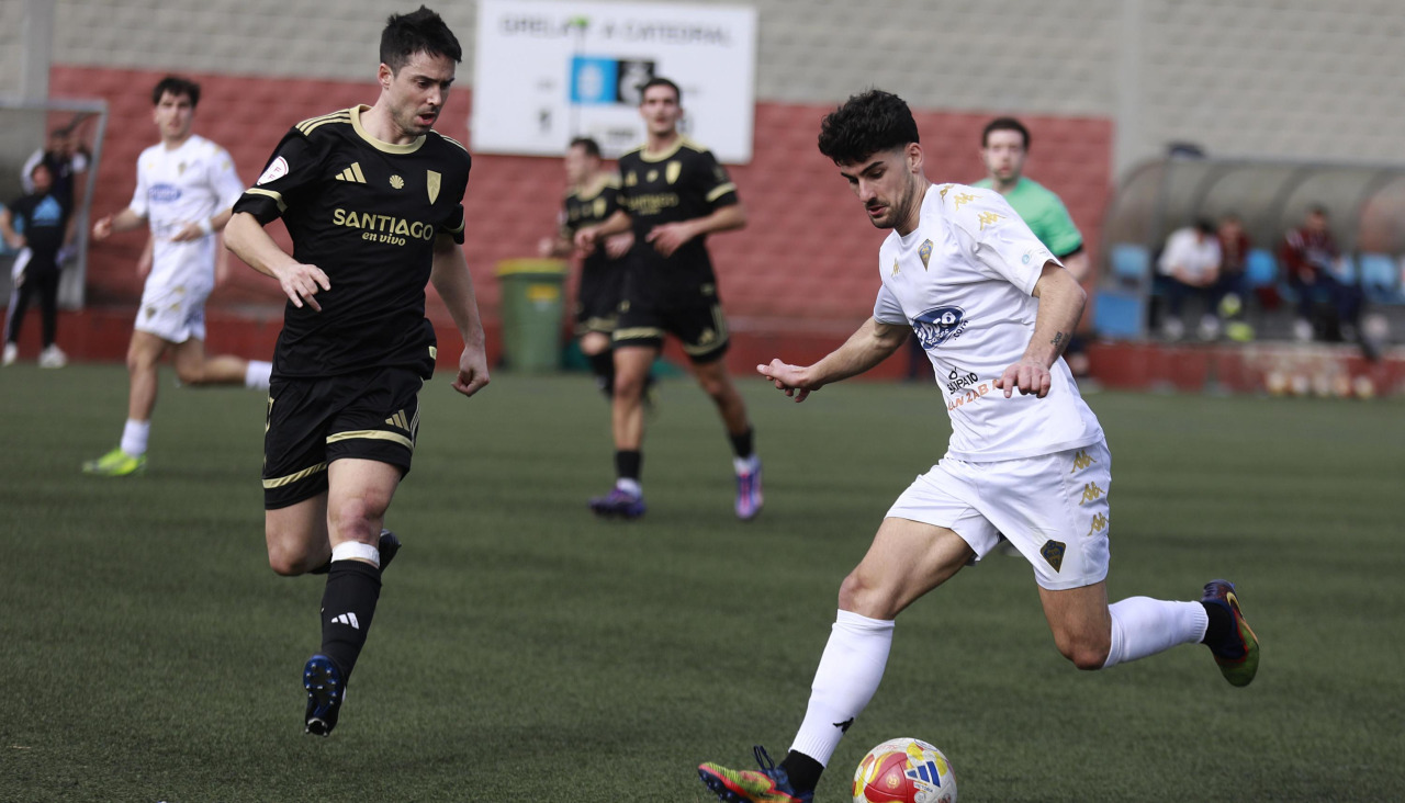 Rodri Parafita, carrilero izquierdo del Silva, en un partido de esta temporada ante el Compostela