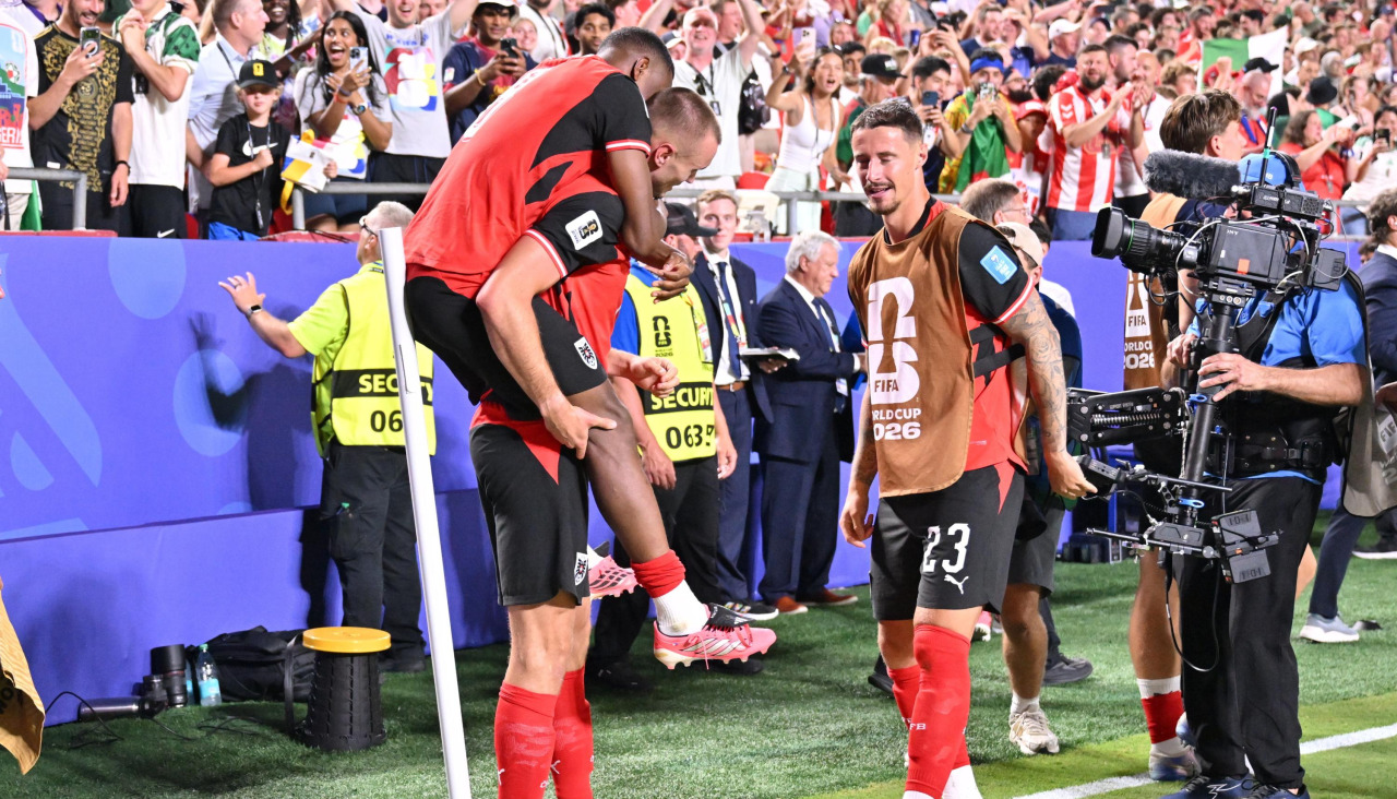 Sasa Kalajdzic celebra el tercer gol junto a sus compañeros