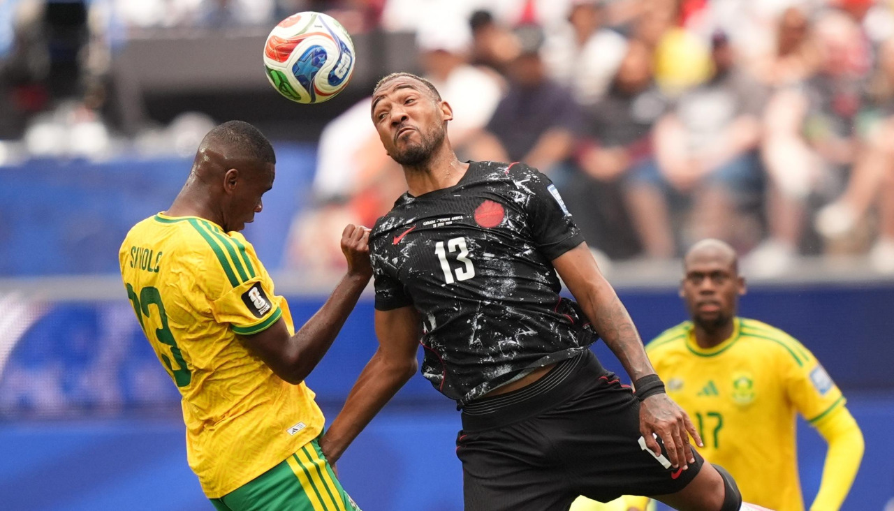 Derek Cornelius salta junto a Sphephelo Sithole durante el partido de dieiciseisavos de final del Mundial 2026 entre Canadá y Sudáfrica disputado en Los Ángeles