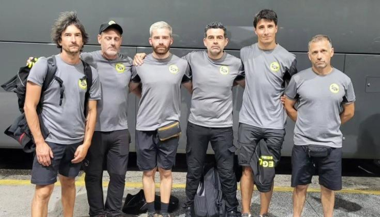 El entrenador del Zalaeta David Hermida, cuarto por la izquierda, a su llegada a Venezuela junto a sus compañeros
