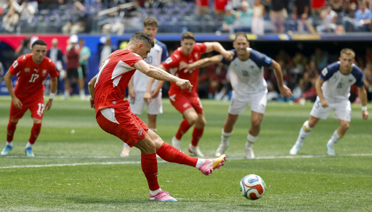 Granit Xhaka, el capitán suizo de origen albano-kosovar, marca de penalti ante Bosnia-Herzegovina, una de los dos naciones exyugoslavas que participan en el Mundial 2026