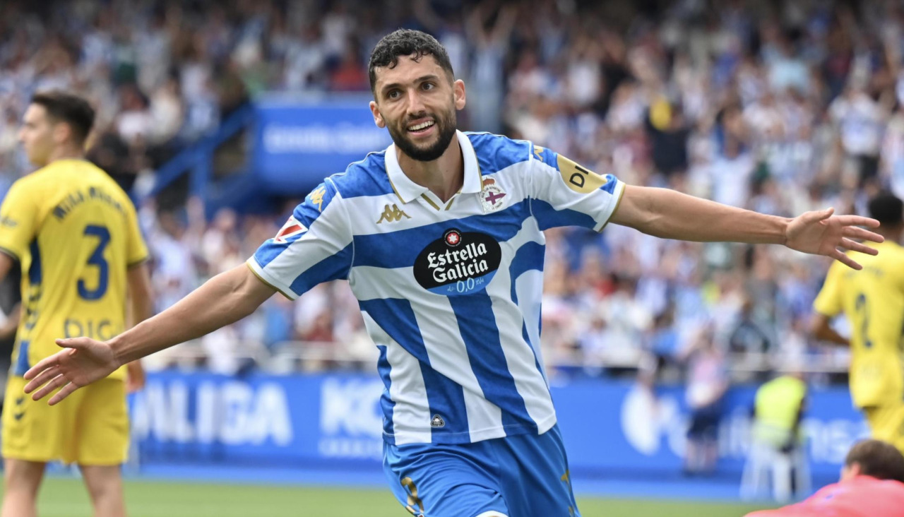 Eddahchouri celebra su gol en el Dépor-Las Palmas, último partido en el que el equipo coruñés vistió la elástica de Kappa