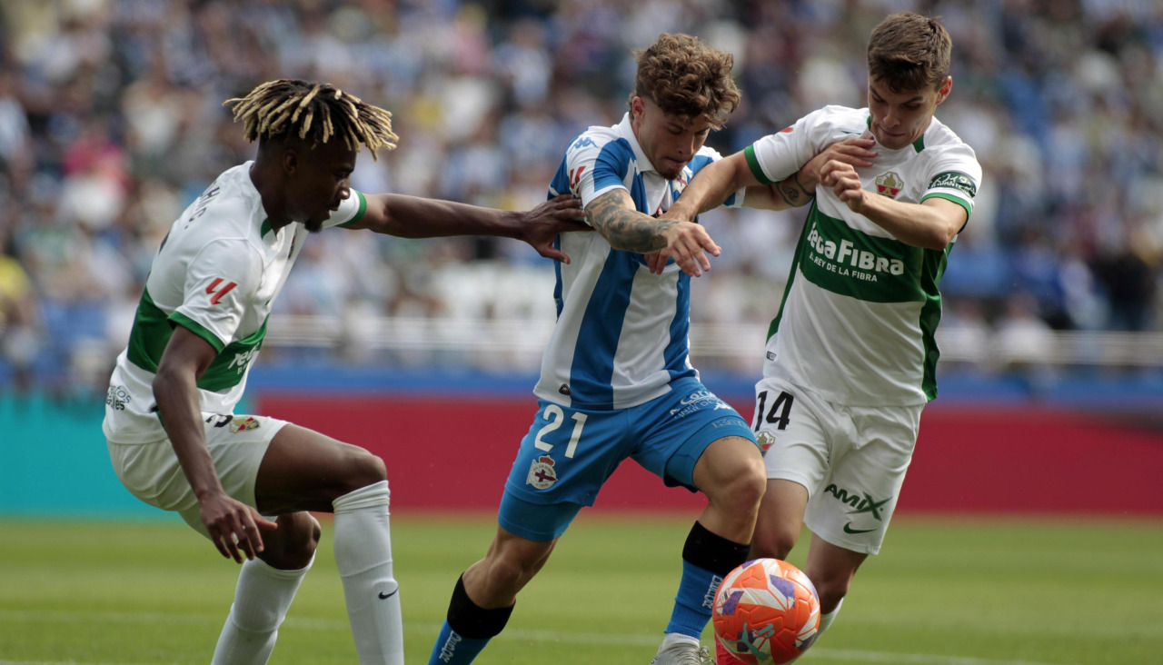 Mario Soriano durante la última visita del Elche a Riazor