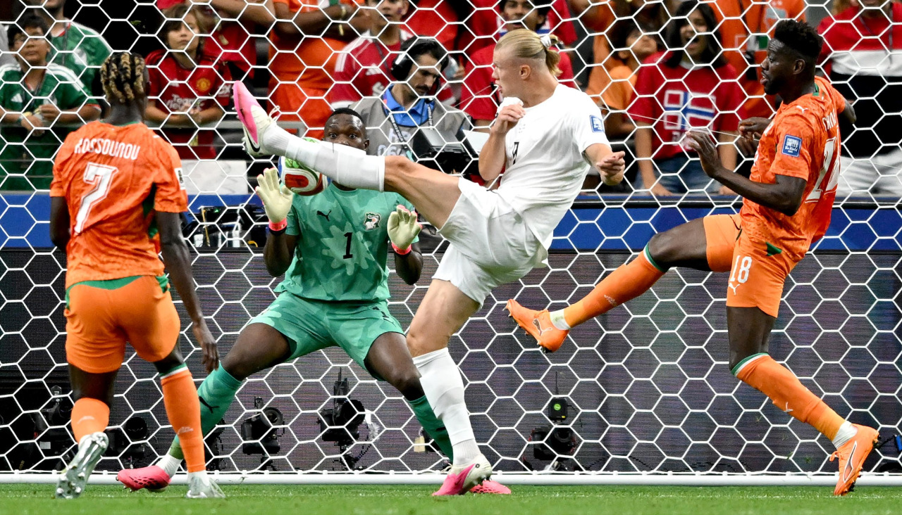 Erling Haaland remata a la portería de Yahia Fofana durante el encuentro de dieciseisavos de final del Mundial 2026 entre Noruega yCosta de Marfil