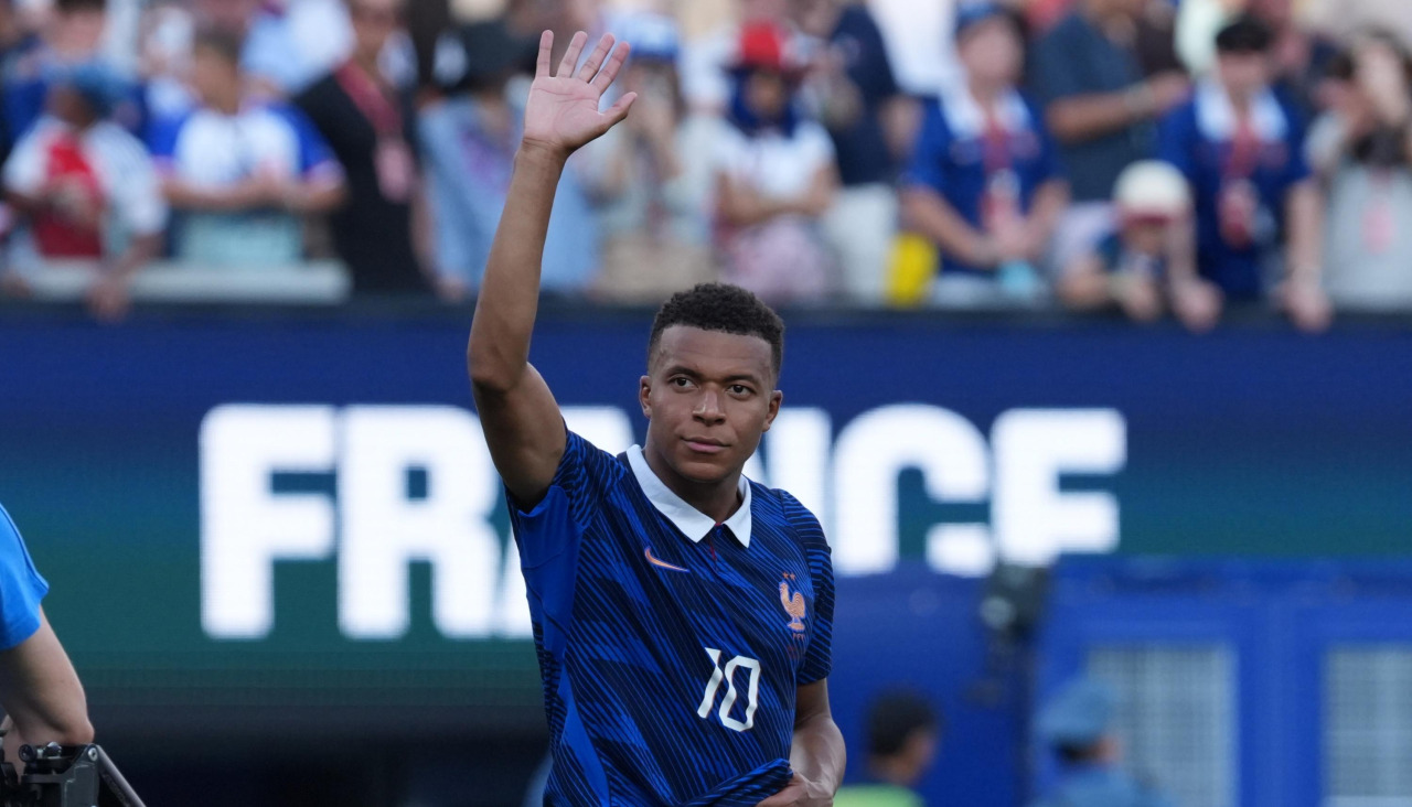Mbappé saluda tras el triunfo de Francia ante Suecia