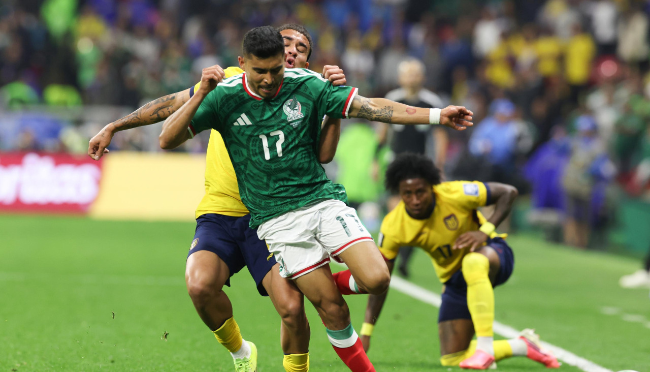Pineda se marcha con el balón en el México-Ecuador