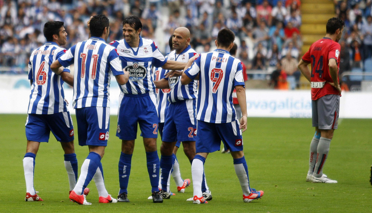 Varios jugadores del Deportivo celebran el primera tanto de la temporada 2012-13