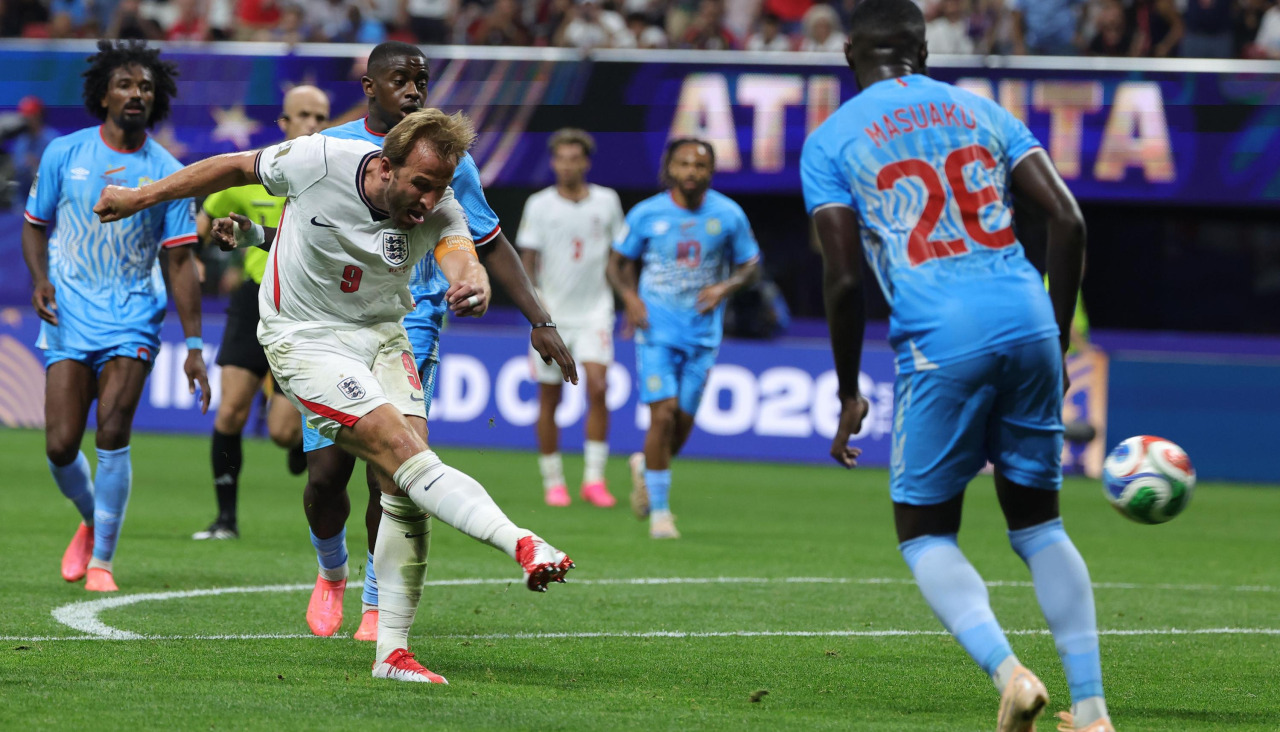 Harry Kane dispara a portería para marcar el definitivo 2-1 en el partido de dieciseisavos de final del Mundial 2026 entre Inglaterra y República Democrática del Congo