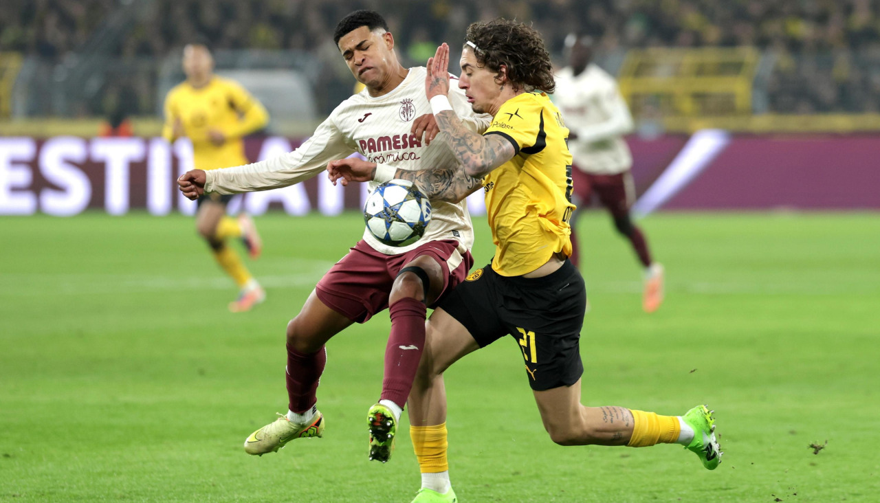 Fabio Silva en un partido de Champions entre el Borussia Dortmund y el Villarreal