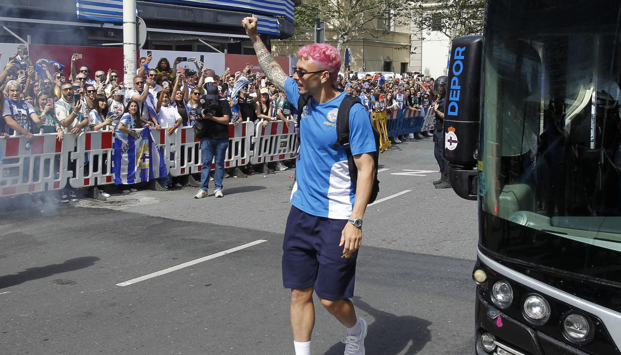 Ximo Navarro en la llegada del autobús a Riazor contra Las Palmas