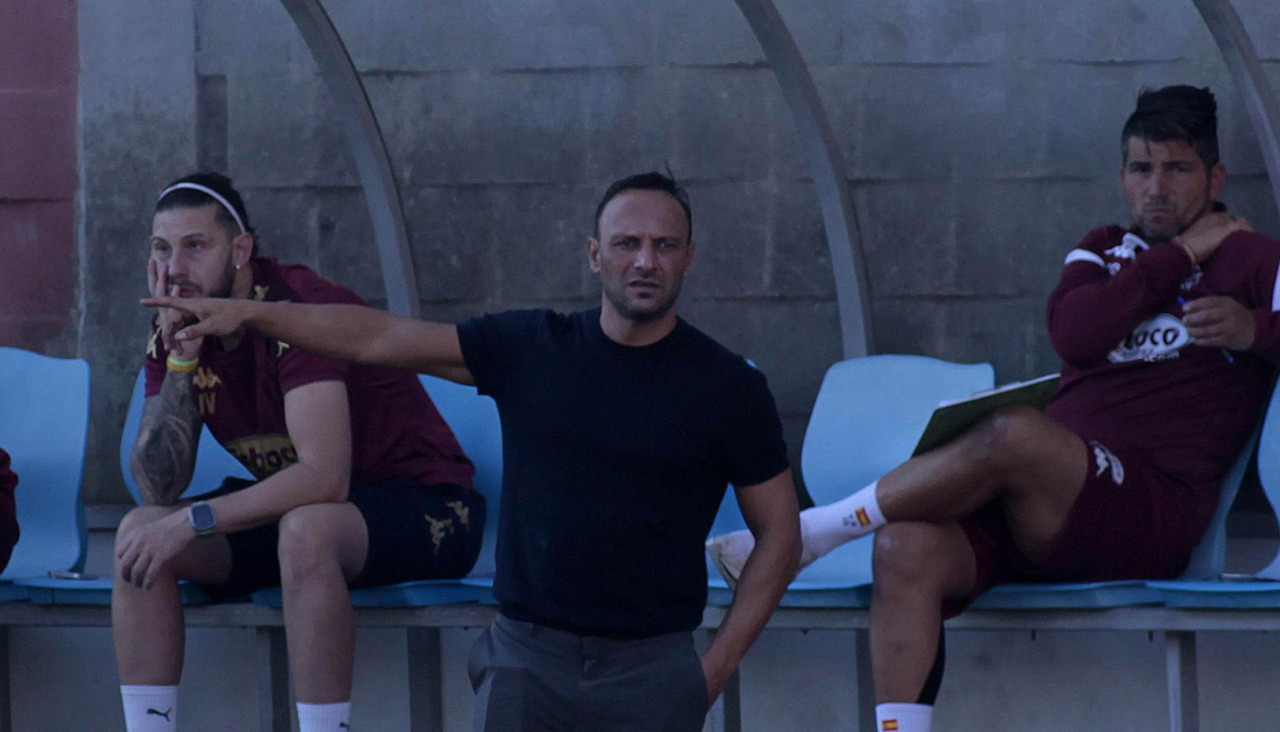 Noé López en el banquillo de A Grela durante su etapa como entrenador del Silva