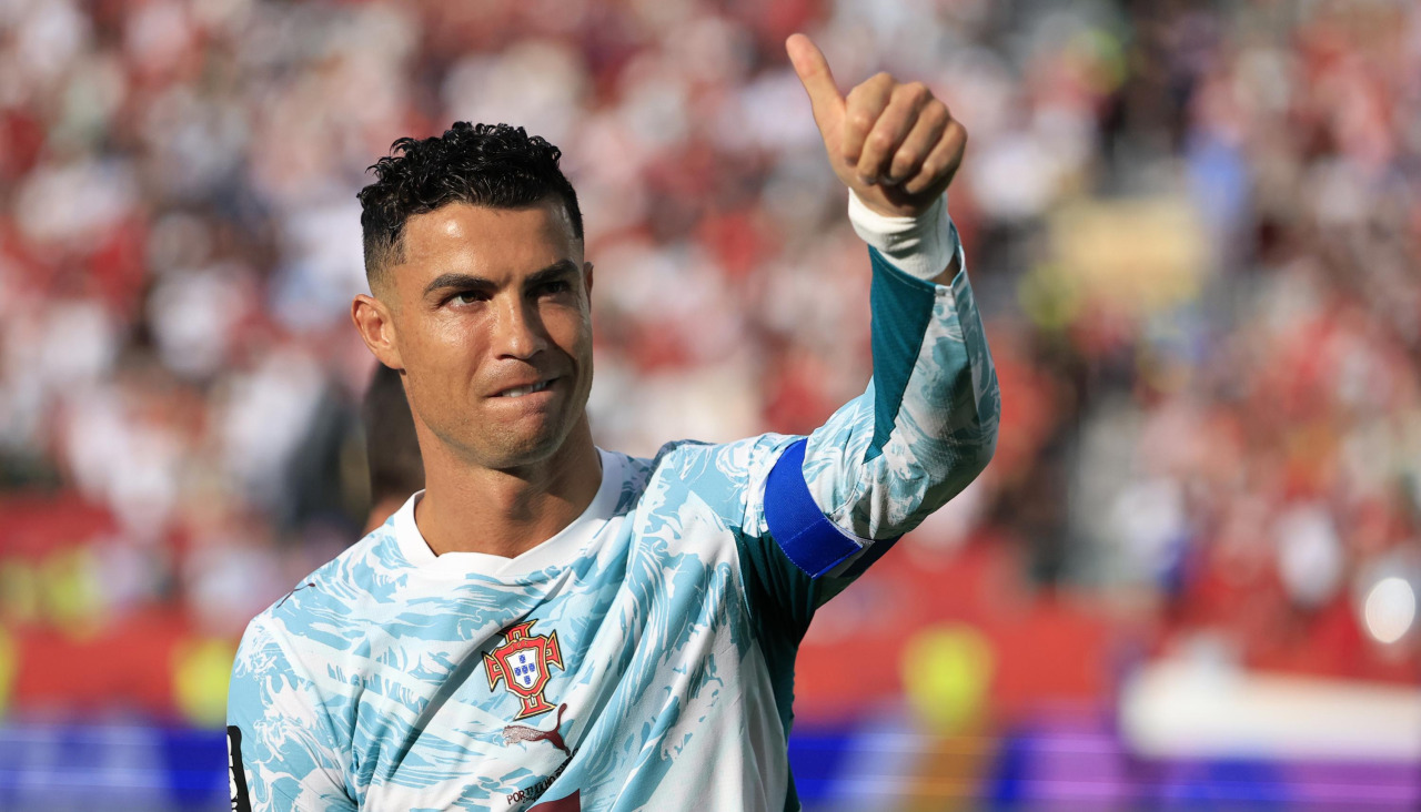 Cristiano saluda a la afición tras el triunfo ante Croacia