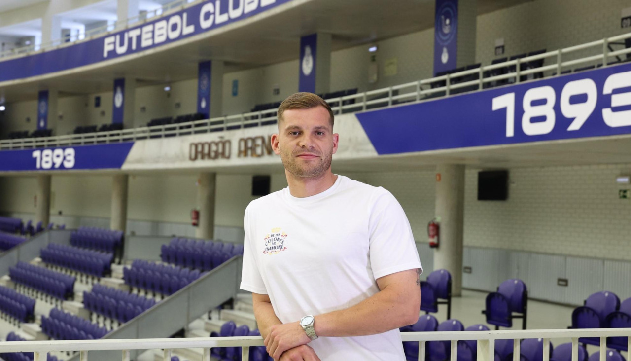César Carballeira posa en las instalaciones del Porto