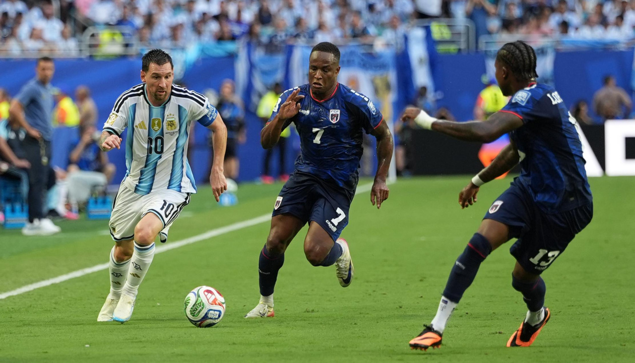 Lionel Messi disputa un balón con Jovane Cabral en el partido de los dieciseisavos de final del Mundial entre Argentina y Cabo Verde en Miami