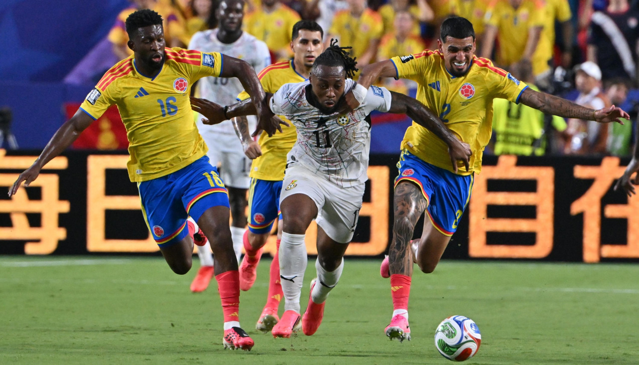 Jefferson Lerma y Daniel Muñoz persiguen a Antoine Semenyo durante el partido entre Colombia y Ghana de dieciseisavos de final del Mundial celebrado en Kansas City