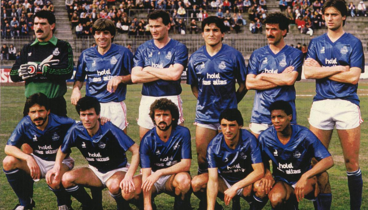 El Deportivo con camiseta suplente de la marca Austral, en la Nova Creu Alta de Sabadell en la temporada 1985-86