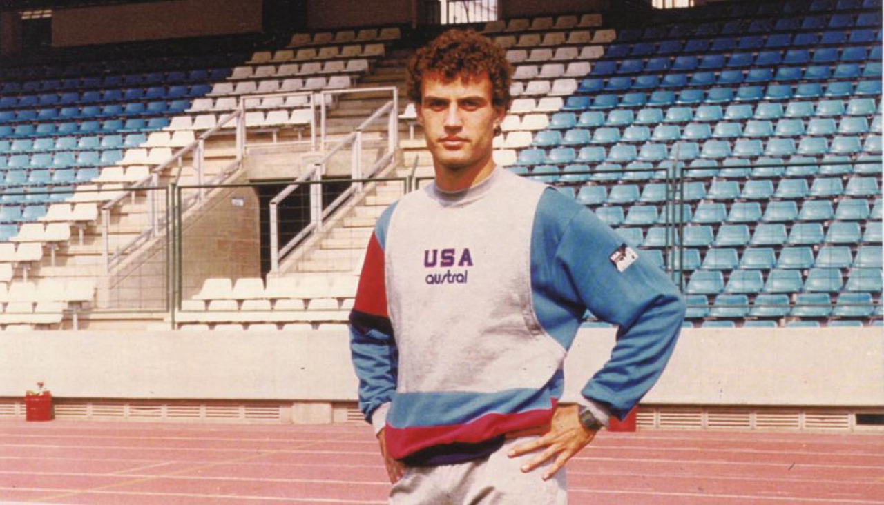 Mañuz, defensa del Deportivo, con una sudadera de la marca Austral en el estadio de Riazor