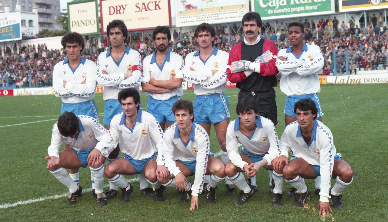 El Deportivo, con camiseta Gilcor blanca en el estadio Domecq de Jerez de la Frontera antes de medirse al Xerez en la temporada 1986-87