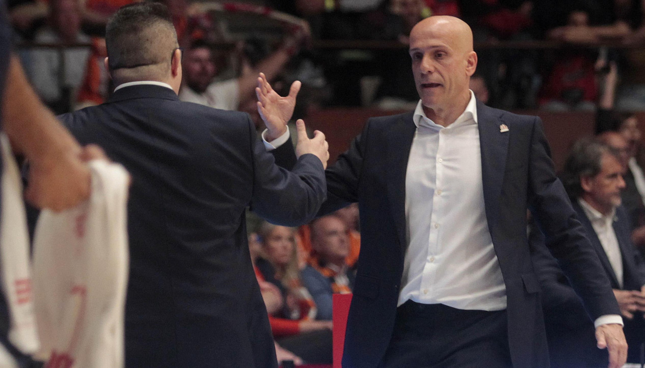 Carles Marco saluda a su predecesor, Diego Epifanio, antes del Básquet Coruña-Obradoiro
