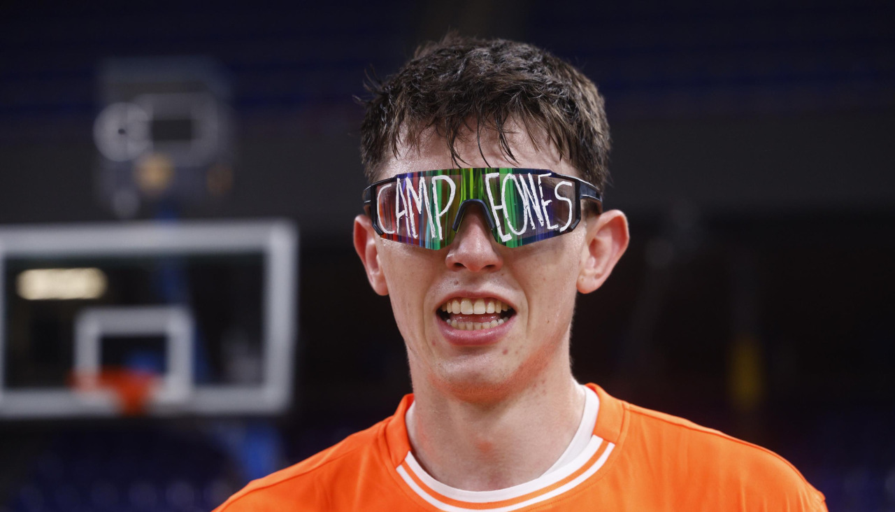 Sergio de Larrea celebra el título liguero del Valencia al final del cuarto partido de la final contra el Barça
