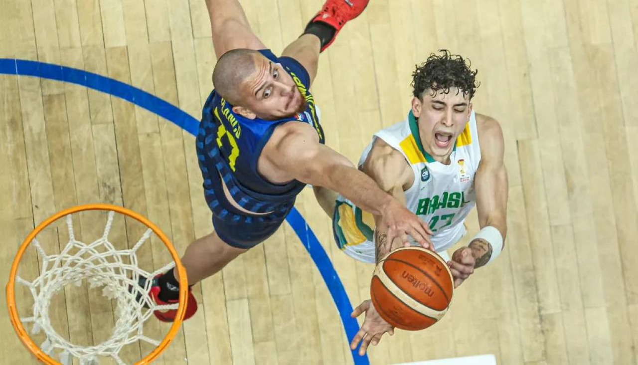 Caio Pacheco entra a canasta en el partido del pasado lunes contra Colombia
