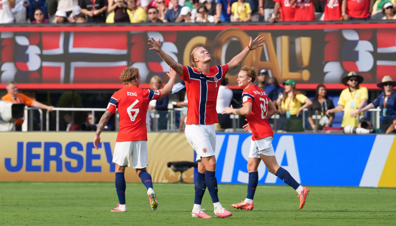Haaland celebra uno de sus goles ante Brasil