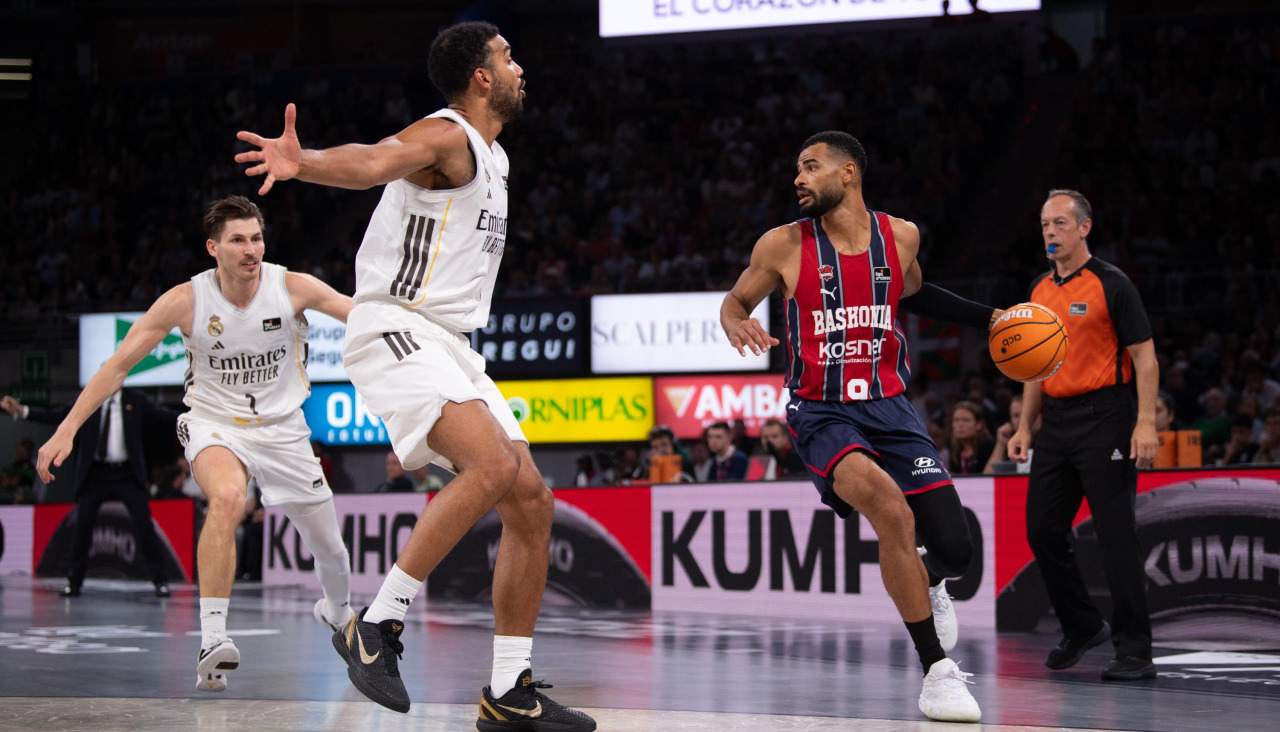 Luwawu-Cabarrot encara al madridista Lyles ante la mirada del árbitro coruñés Carlos Rial