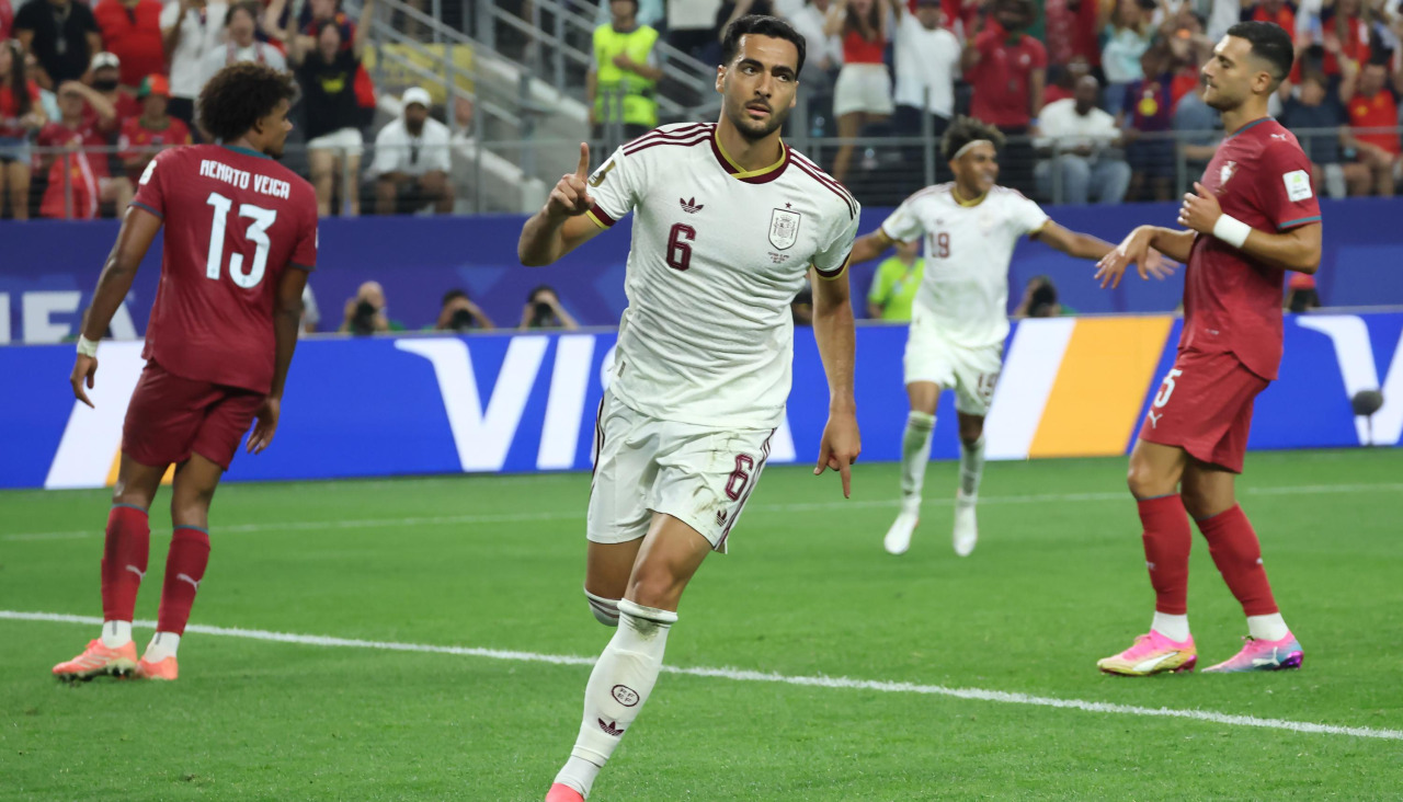 Mikel Merino celebra el gol del triunfo de España ante Portugal