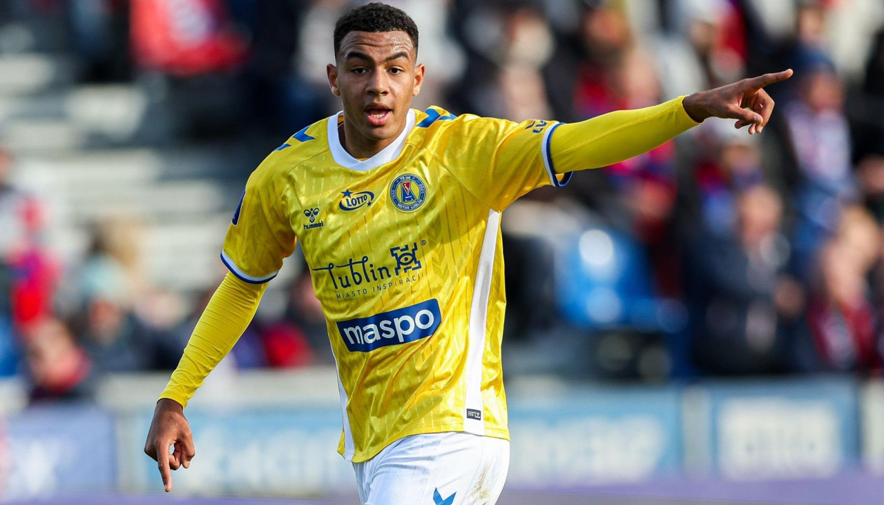 Bright Ede en un partido de la Liga polaca