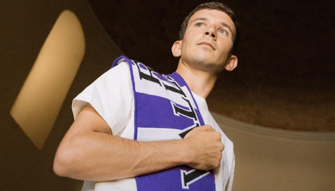 Chacón posa con la bufanda del Real Valladolid