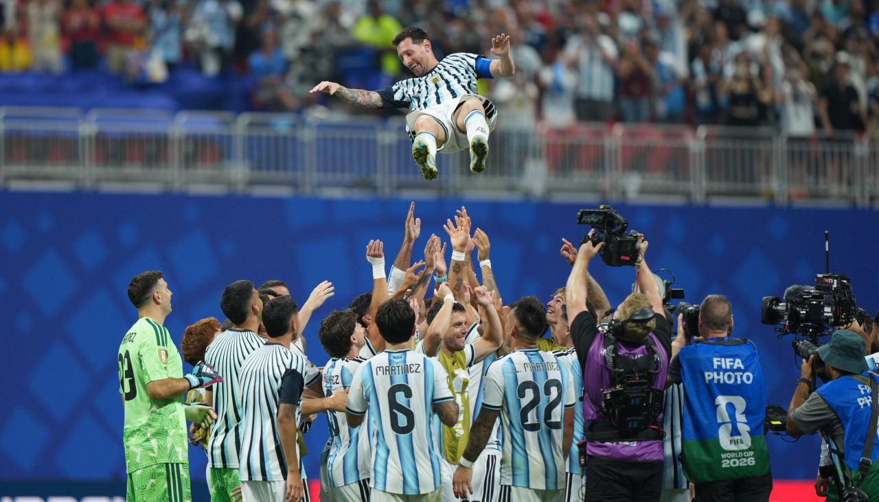 El delantero argentino Leo Messi es manteado por sus compañeros tras la victoria en el partido de octavos de final que Argentina y Egipto han disputado en Atlanta
