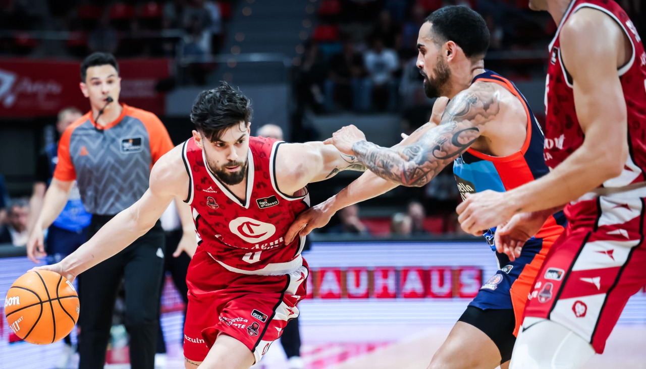 Santi Yusta ataca la defensa de Yunio Barrueta en el Zaragoza-Básquet Coruña de la temporada 2024-25