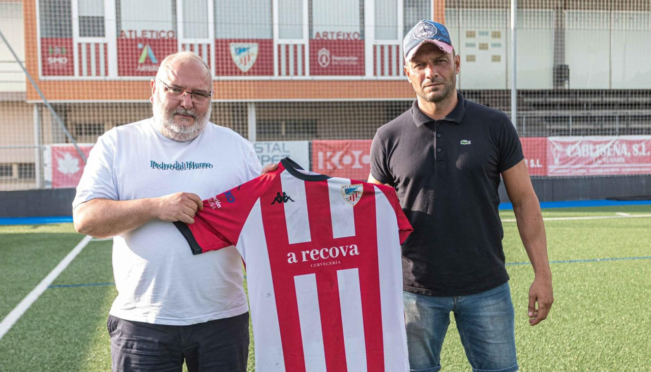 Noé López posa con el presidente Fran Gil en su presentación como entrenador del Arteixo