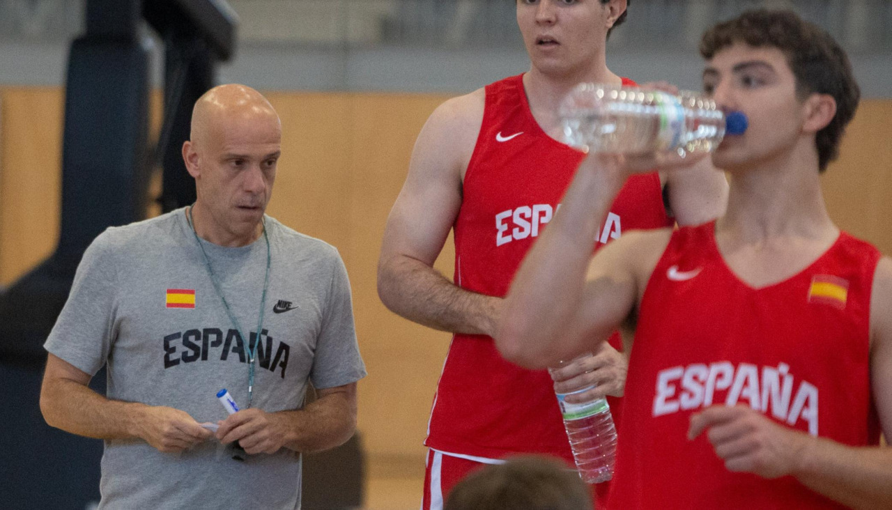 Carles Marco, durante un entrenamiento de la selección española sub 20