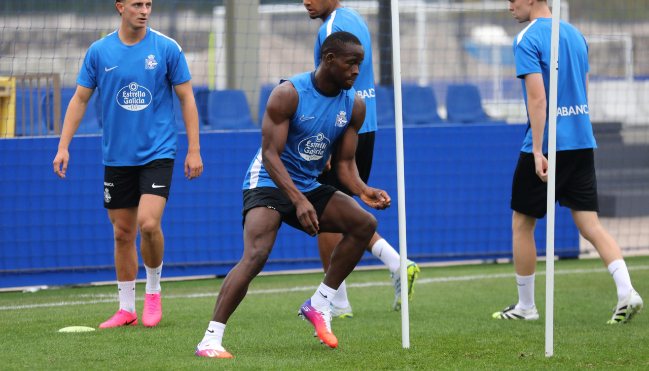 Bil Nsongo en la segunda sesión de entrenamiento en AbegondoSegundo entrenamiento del Deportivo de pretemporada en Abegondo