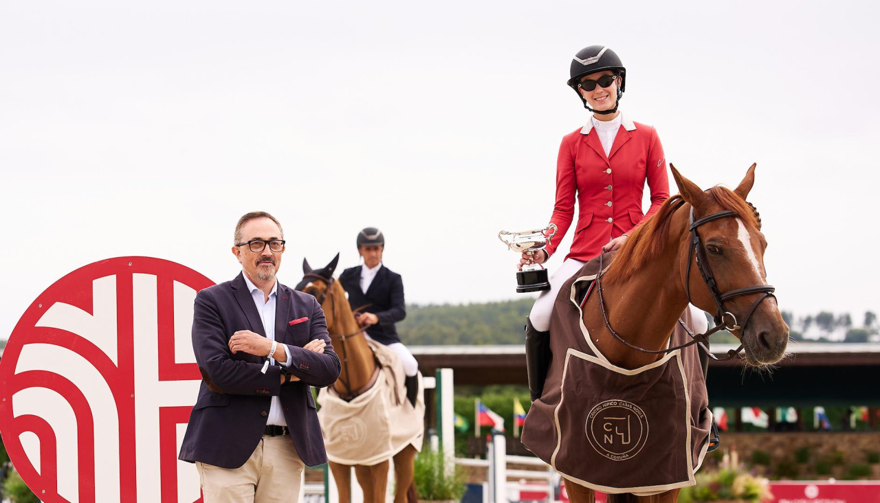 Agustín Collazos Martín, director del Hotel NH Collection A Coruña Finisterre, junto a Nirvana Hank Amaya, ganadora del Trofeo NH Collection