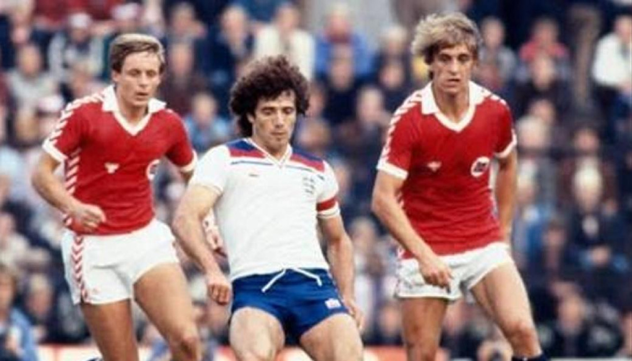 El inglés Kevin Keegan controla el balón ante los noruegos Svein Grondalen (i) y Einar Jan Aas en la histórica primera victoria escandinava frente a los Tres Leones en 1981