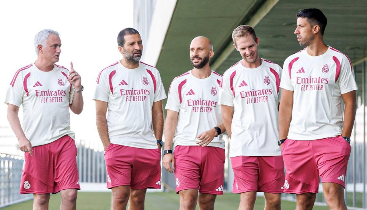 Mourinho, junto a su cuerpo técnico