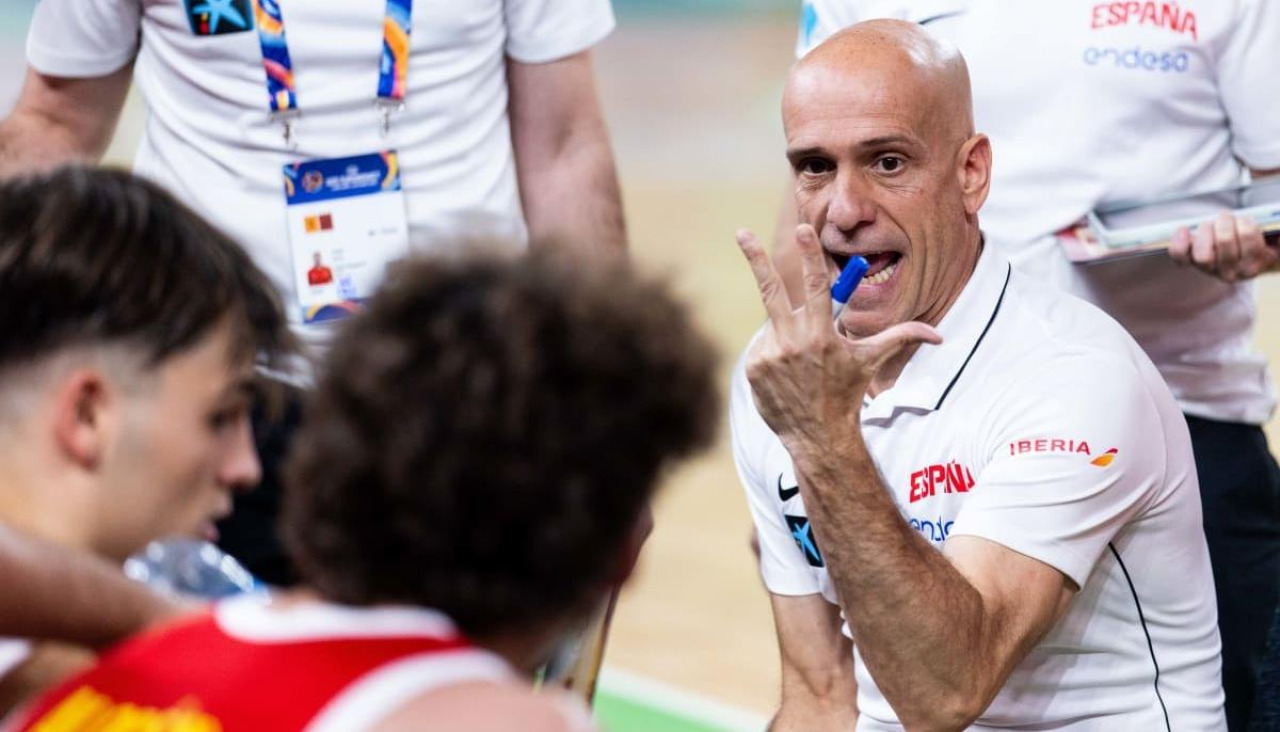 Carles Marco da instrucciones durante el Bélgica 58-81 España