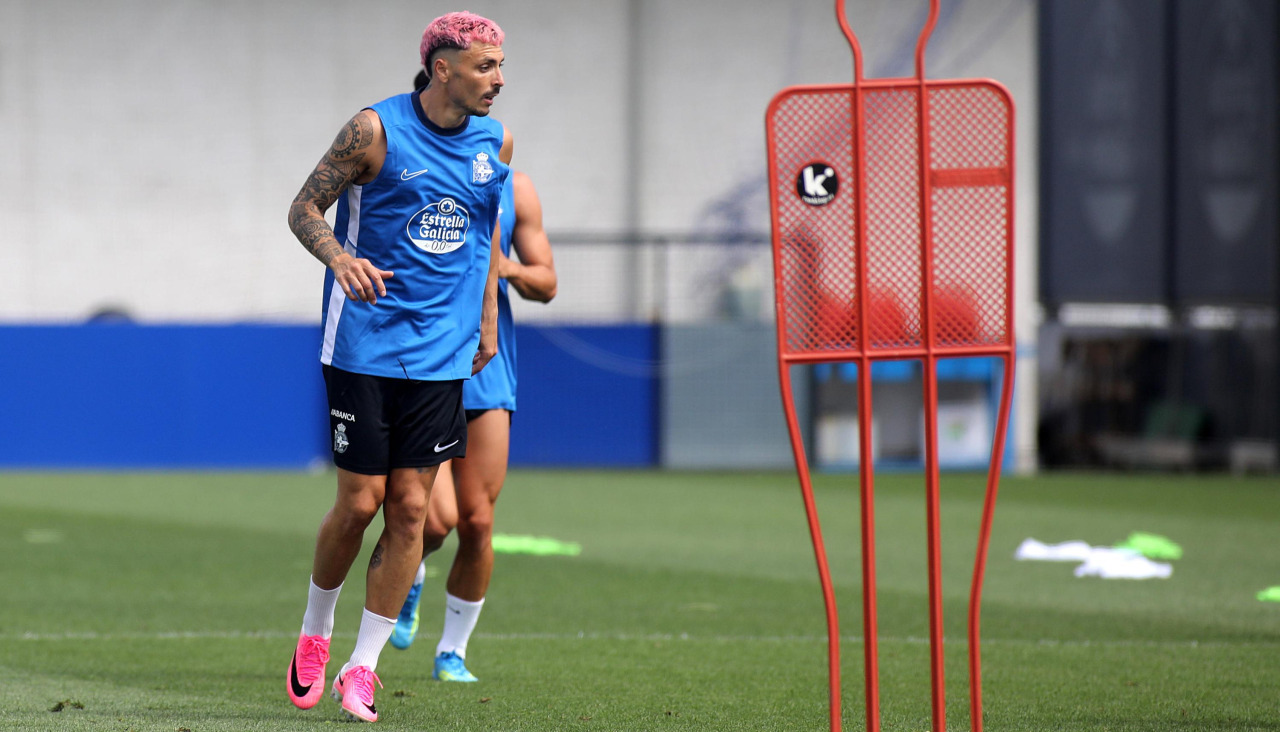 Ximo Navarro durante un entrenamiento de la primera semana de pretemporada en Abegondo